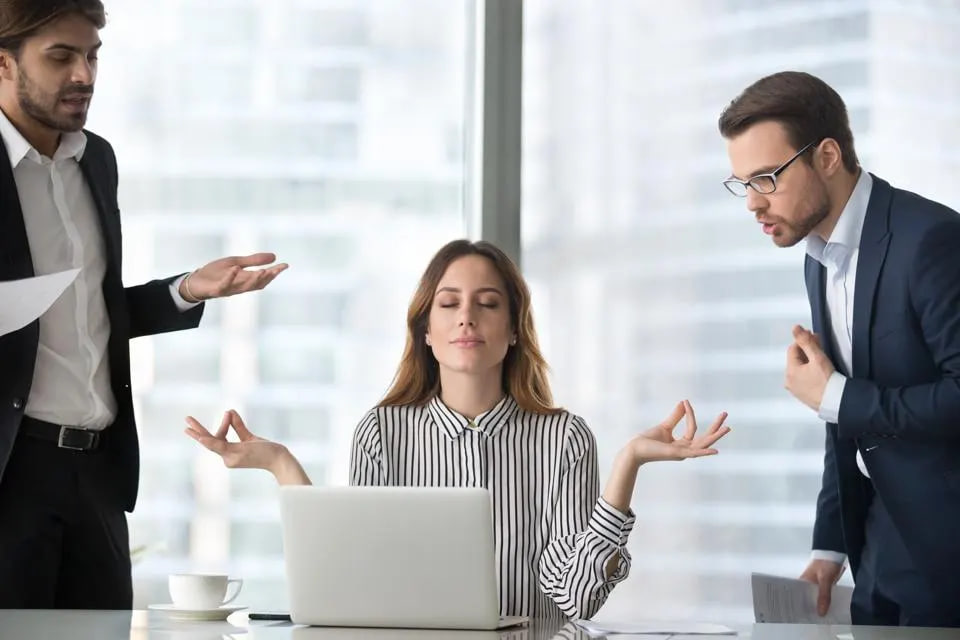 تقنيات دمج اليقظة الذهنية في القيادة