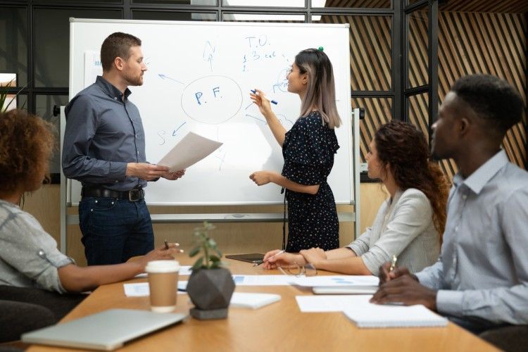 دور الكوتشينغ التنفيذي في تحسين الأداء المؤسسي