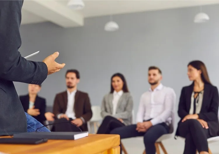 دور الكوتشينغ التنفيذي في تحسين الأداء المؤسسي