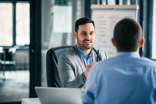 كيف ساعد الكوتشينغ 3 رواد أعمال في تحقيق أرباحهم الأولى