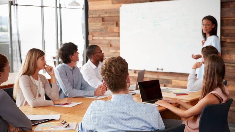 كيف تجعل برامج التدريب أكثر شمولاً وفعالية؟ 4 استراتيجيات رئيسة