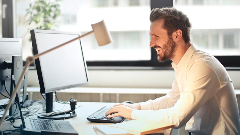 من هو مدير وسائل التواصل الاجتماعي؟