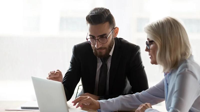 كيف تطبق "التعلم في سياق العمل" لتدريب الموظفين دون التأثير في إنتاجيتهم؟