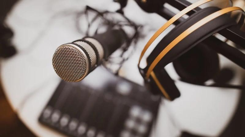 من ساعة كلام إلى شهر من المحتوى- كيف تحول حلقة بودكاست واحدة إلى 10 فيديوهات