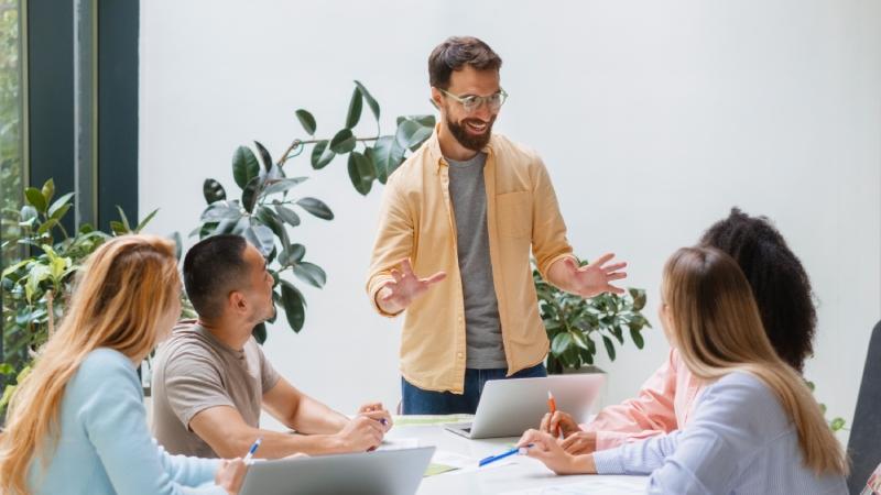 كوتشينغ المستقبل: تمكين المهنيين المستقلين ورواد الأعمال في اقتصاد العمل الحر