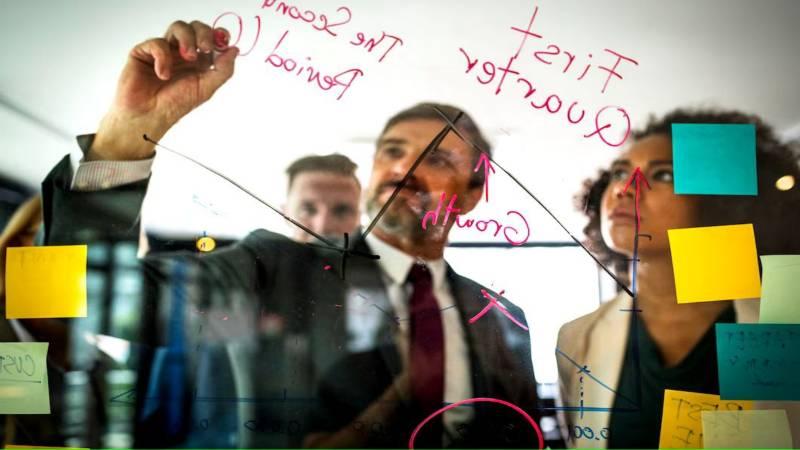 5 مهارات كوتشينغ يحتاج إليها القائد في أوقات الأزمات والتغيير
