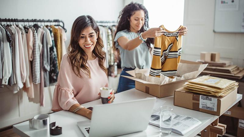 كيف تستخدم العلامات التجارية العواطف لتحفيز الناس للشراء؟