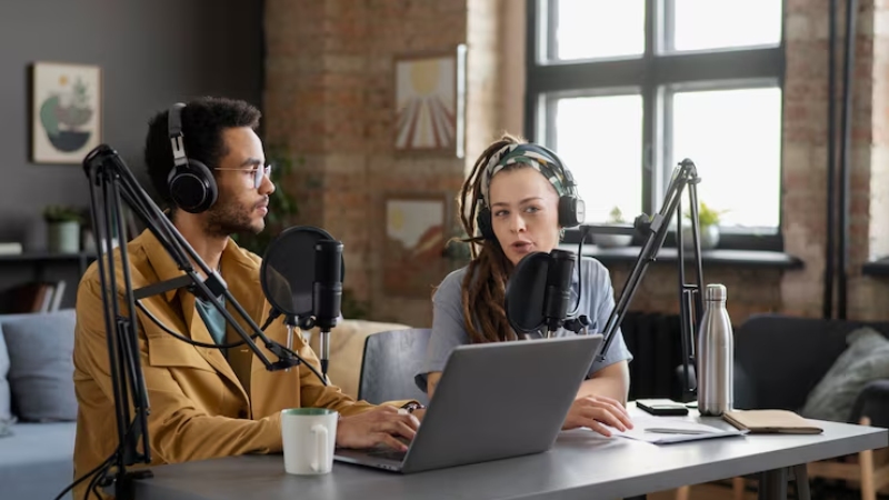  هل جفت أفكارك؟ اكتشف 5 أفكار محتوى بودكاست تجذب العملاء بشكل فوري