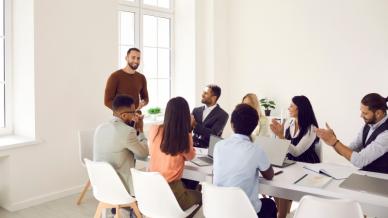 Improvisation Skills for Trainers: How Glitches Strengthen Your Impact as a Trainer