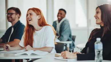 قوة الضحك في التعلم: كيف تُعزز الفكاهة المعنويات والاحتفاظ بالمعلومات في التدريب؟