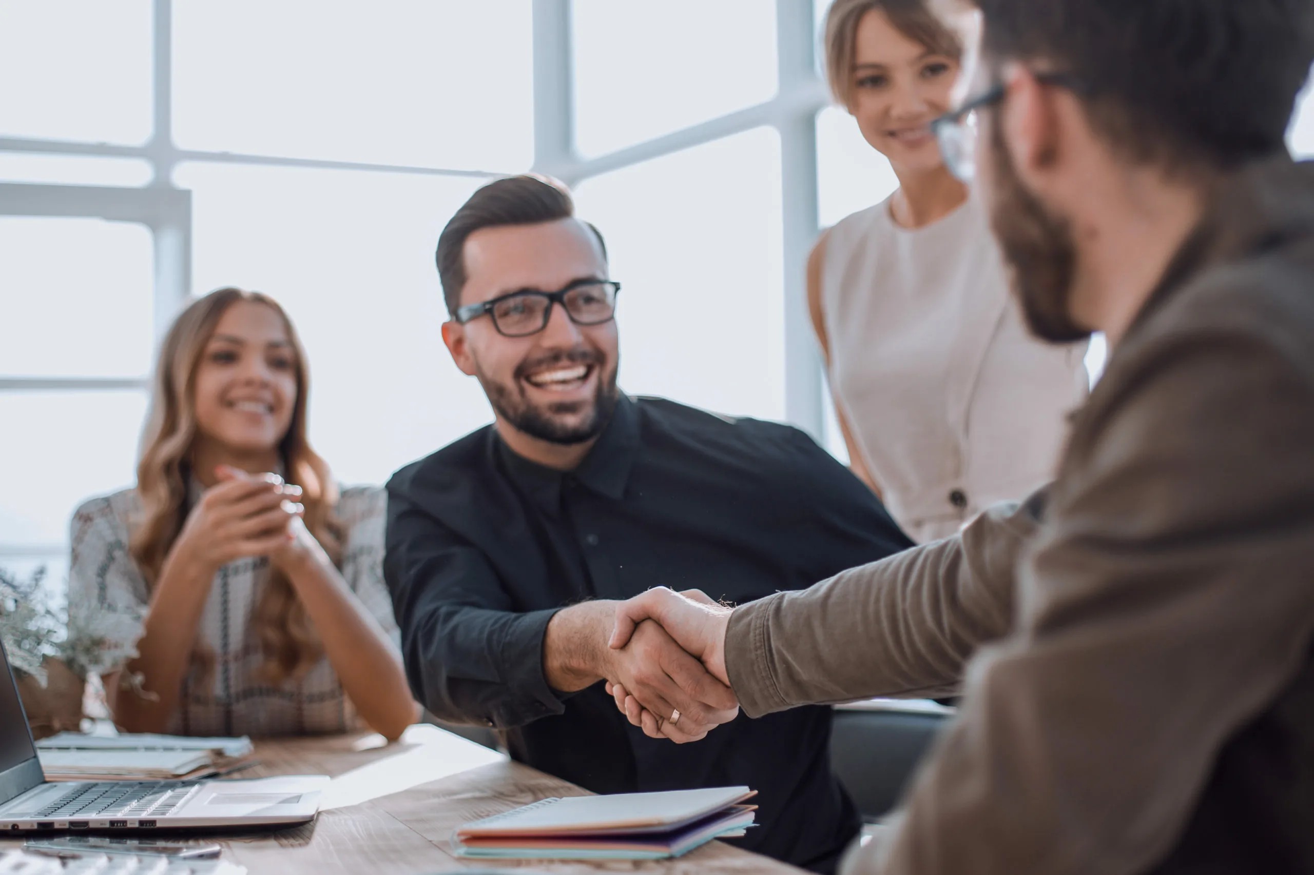 التعامل مع العملاء التعامل مع العملاء