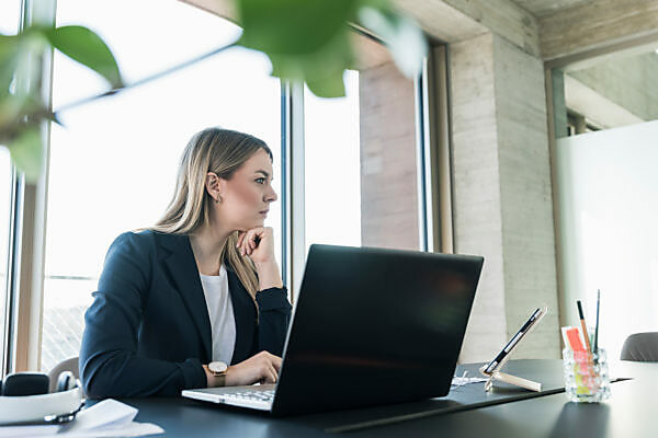 متلازمة المحتال: عندما يصبح الشك عدو الخبرة