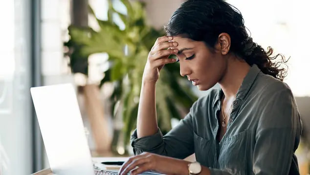 مخاطر الاحتراق الوظيفي وتأثيره في الأفراد والمؤسسات